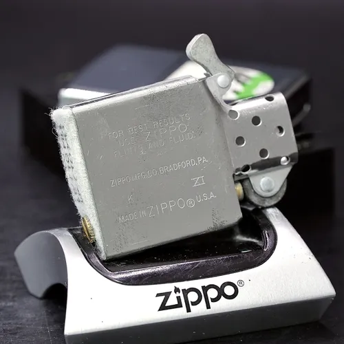 ZIPPO XƯA 1995 - HÀNG XƯA THẬP NIÊN 90s _ CHỦ ĐỀ HÃNG THỜI TRANG STEVE MADDEN