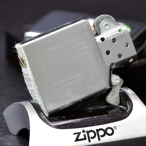 ZIPPO XƯA 1995 - HÀNG XƯA THẬP NIÊN 90s _ CHỦ ĐỀ HÃNG THỜI TRANG STEVE MADDEN