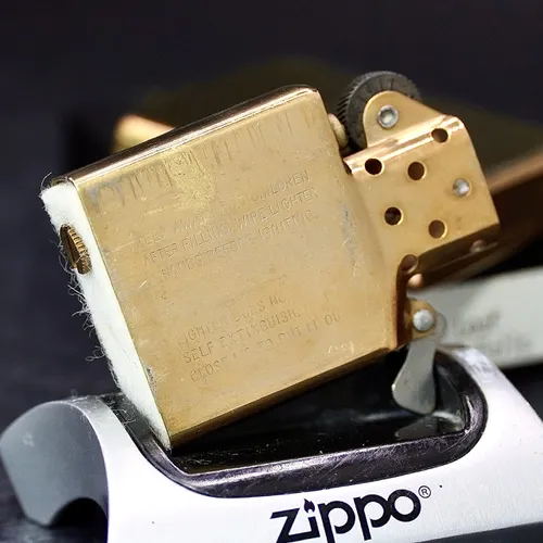 ZIPPO XƯA CANADA 32-89  - HÀNG XƯA THẬP NIÊN 80s _ CHỦ ĐỀ CỜ CANADA