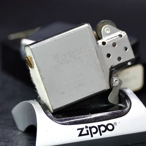 ZIPPO XƯA 1988 - HÀNG XƯA THẬP NIÊN 80s _ CHỦ ĐỀ TRUNG TÂM VŨ TRỤ KENNEDY