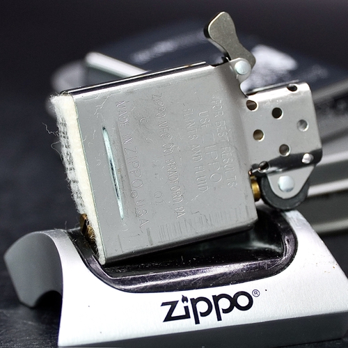 ZIPPO XƯA 2001 - HÀNG XƯA 2000s _ CHỦ ĐỀ TÀU CHIẾN CONSTITUITION