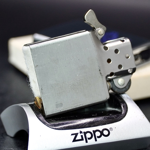 ZIPPO XƯA 1983 - HÀNG XƯA THẬP NIÊN 80s _ CHỦ ĐỀ HUY HIỆU TÀU CHIẾN INVICIBLE