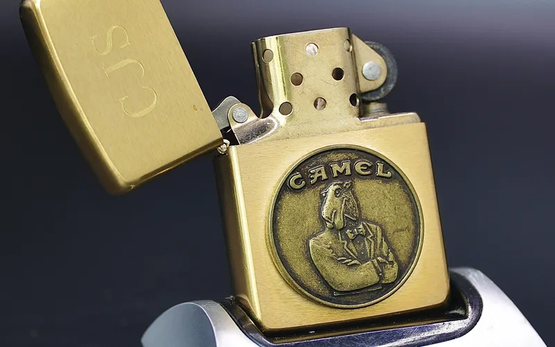 Brass Zippo biểu tượng cổ điển với vẻ đẹp vượt thời gian
