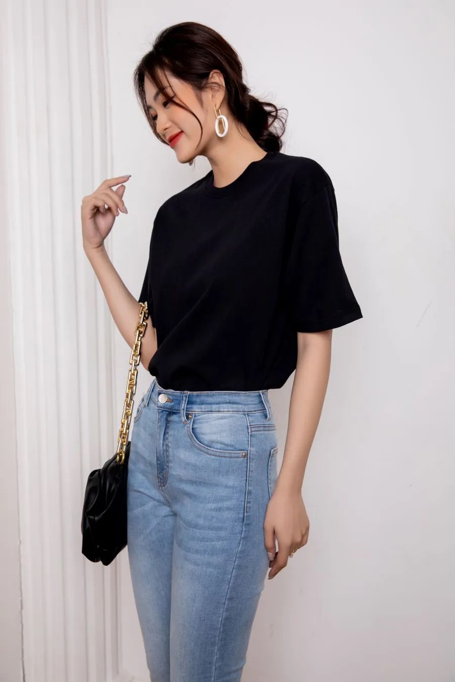 Đơn giản nhưng đầy cuốn hút – áo thun đen mix cùng túi xách sành điệu Đơn giản nhưng đầy cuốn hút – áo thun đen mix cùng túi xách sành điệu