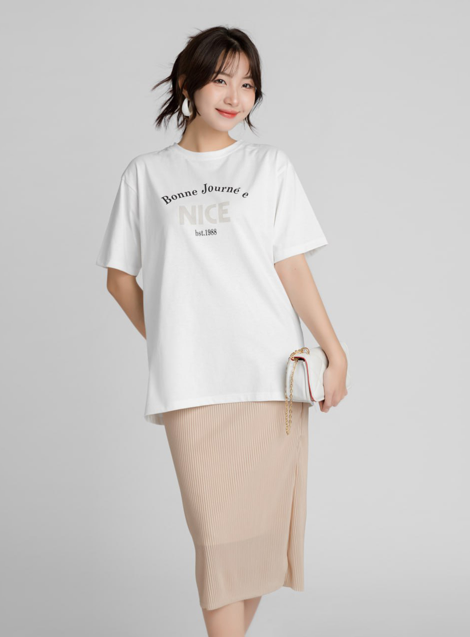 Cách phối đồ với áo thun oversize với chân váy thanh lịch và cuốn hút Cách phối đồ với áo thun oversize với chân váy thanh lịch và cuốn hút