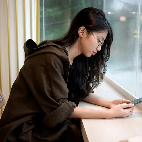 Áo Khoác Hoodie Min Tee – Phong Cách Tối Giản, Cá Tính, Quyến Rũ