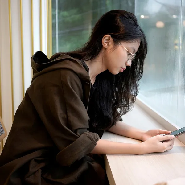 Áo Khoác Hoodie Min Tee – Phong Cách Tối Giản, Cá Tính, Quyến Rũ