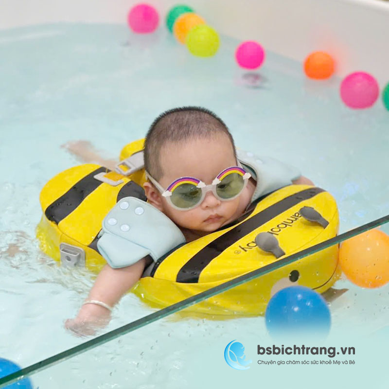 Bơi thuỷ liệu có tốt cho bé không? Góc tư vấn toàn diện từ Bs Bích Trang BMT