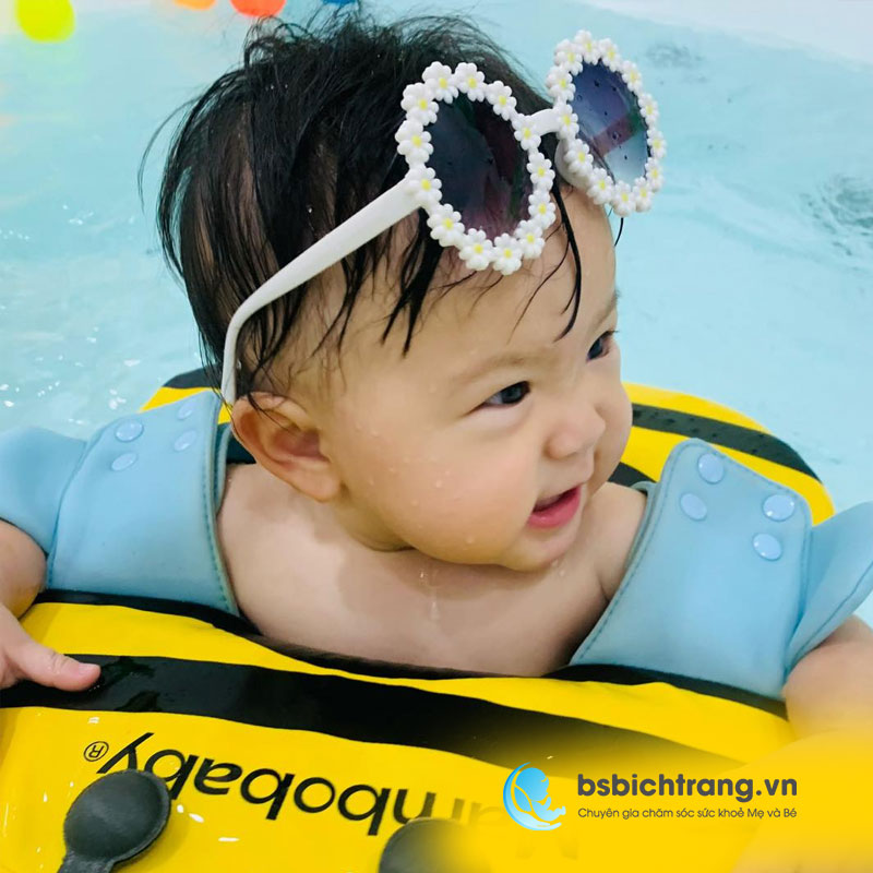 Bé mấy tháng tuổi có thể bơi thuỷ liệu? Chia sẻ từ Bs Bích Trang BMT