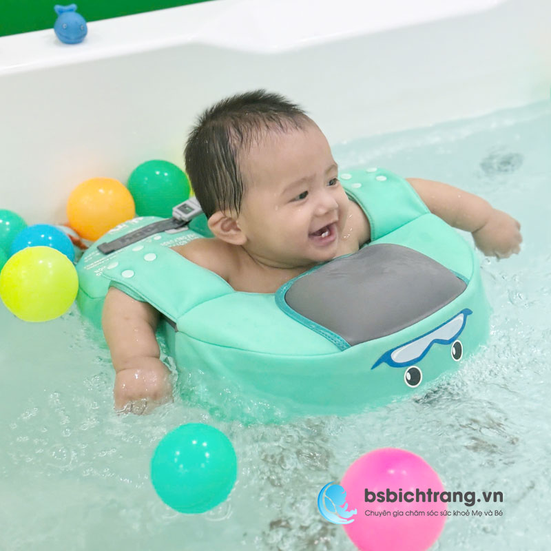 Bé mấy tháng tuổi có thể bơi thuỷ liệu? Chia sẻ từ Bs Bích Trang BMT