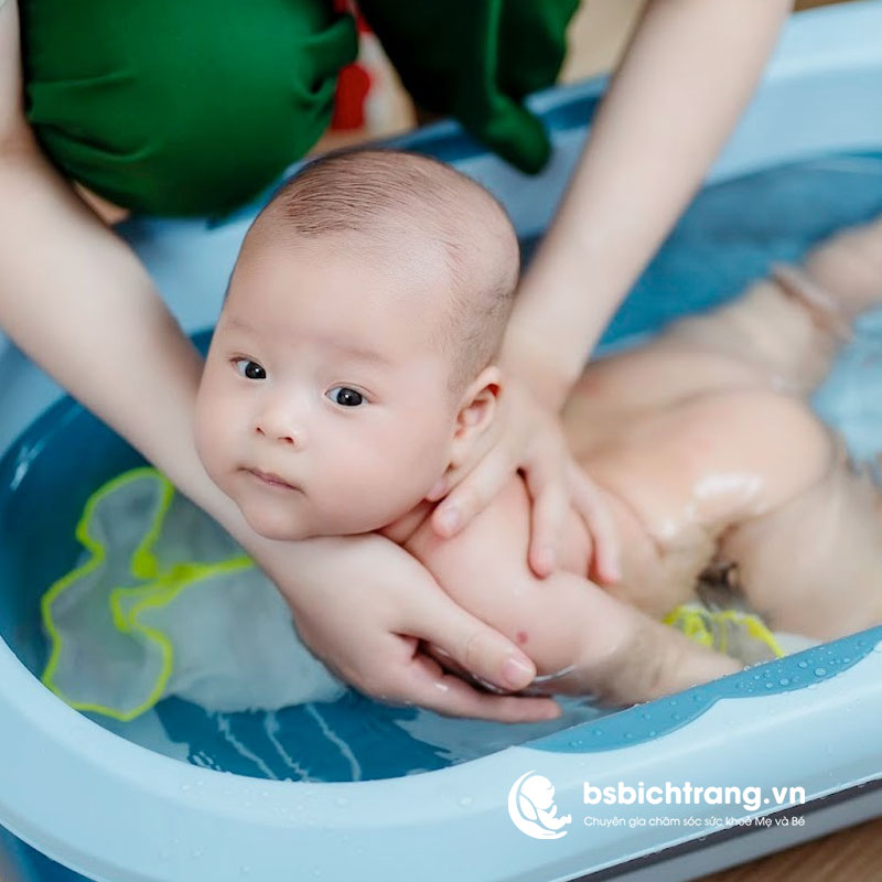 Nên tắm cho Bé sơ sinh vào thời gian nào trong ngày? Chia sẻ từ Bs Bích Trang BMT