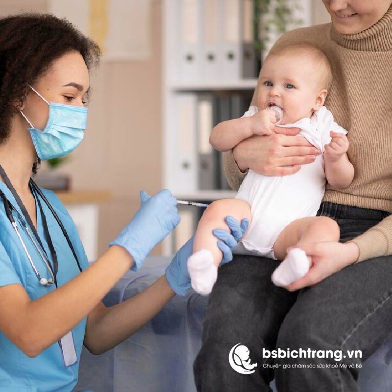 Trẻ sơ sinh cần tiêm phòng những loại vaccine nào? Chia sẻ từ Bs Bích Trang BMT – Chuyên gia chăm sóc sức khoẻ Mẹ và Bé