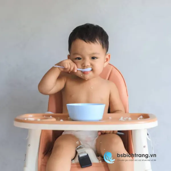 Nên để bé tự tập lúc ăn dặm hay cần người đút? – Góc nhìn khoa học từ Bs Bích Trang BMT