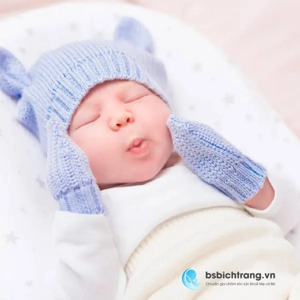 Có cần cho bé đội mũ mang bao tay chân suốt ngày không