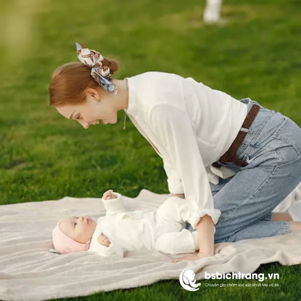 Khi nào nên cho bé ra ngoài lần đầu? Góc nhìn từ Bs Bích Trang BMT – Chuyên gia chăm sóc sức khỏe Mẹ và Bé