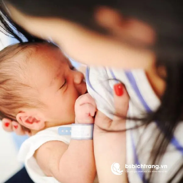 Có nên đánh thức bé dậy bú đêm?