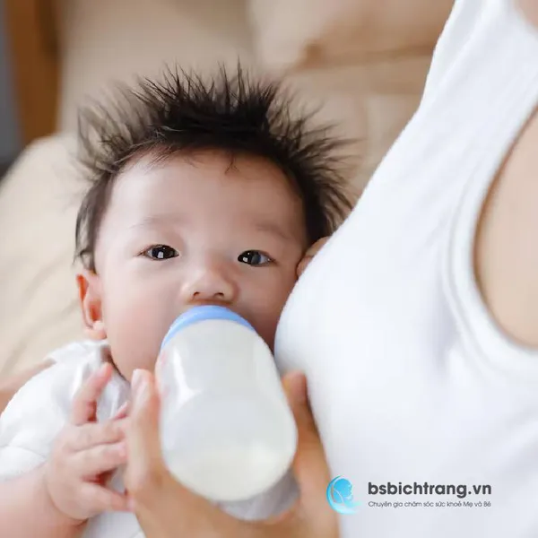 Nếu không có đủ sữa mẹ có nên cho bé bú thêm sữa công thức?