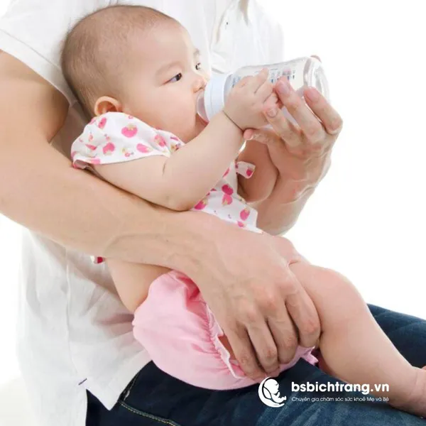 Bé sơ sinh có cần uống thêm nước không hay chỉ cần bú sữa? Phân tích chuyên sâu từ Bs Bích Trang BMT