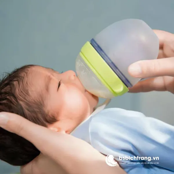 Khi nào nên bắt đầu tập cho bé bú bình? Tư vấn chuyên sâu từ Bs Bích Trang BMT
