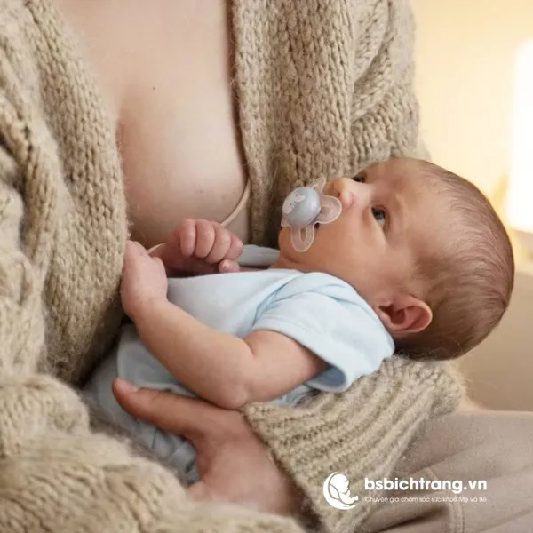 Mẹ bị nứt đầu ti đau khi cho con bú phải làm sao? Chia sẻ chuyên sâu từ Bs Bích Trang BMT