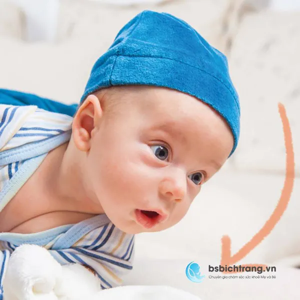 Khi nào bé biết lật và biết ngẩng đầu