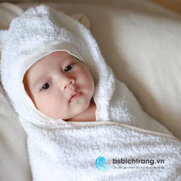 Có nên quấn khăn kín người cho bé khi ngủ?