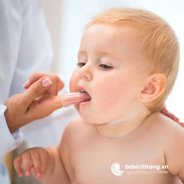 Có nên rơ lưỡi cho bé hằng ngày không?