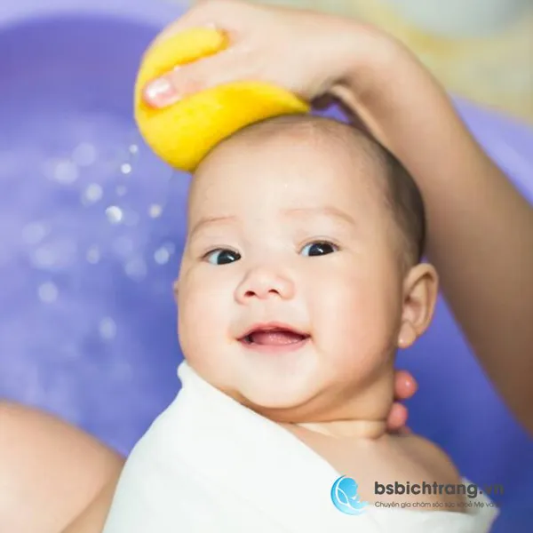 Tắm cho bé sơ sinh bao nhiêu lần một tuần là tốt? – Tư vấn chuyên sâu từ Bs Bích Trang BMT