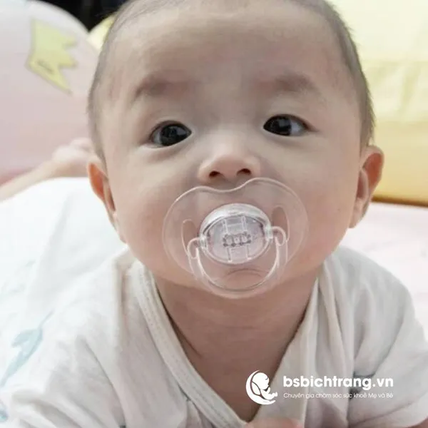Có nên cho bé sơ sinh dùng ti giả không? – Chia sẻ từ Bs Bích Trang BMT