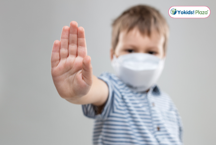 Giữ cho bé tránh xa môi trường có gió lạnh và khói bụi