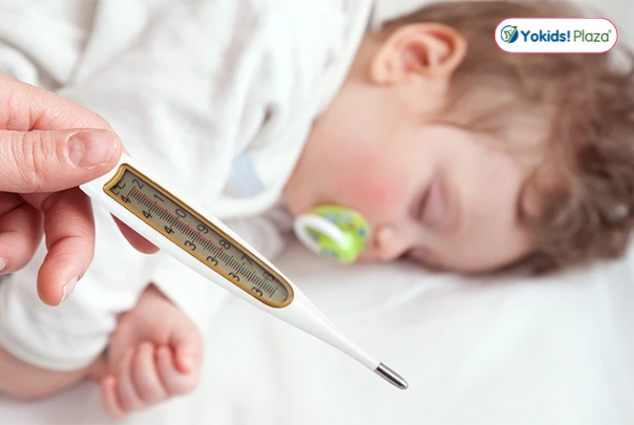 Bé bị sốt cao hoặc sốt kéo dài