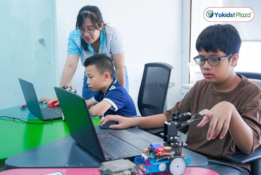 Bé Học Robotics Sẽ Được Học Những Gì? Lộ Trình Cho Người Mới Bắt Đầu Bé Học Robotics Sẽ Được Học Những Gì? Lộ Trình Cho Người Mới Bắt Đầu