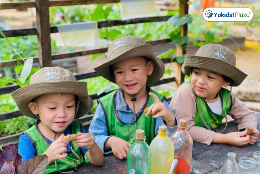 Bé tham gia lớp học hè Bé tham gia lớp học hè