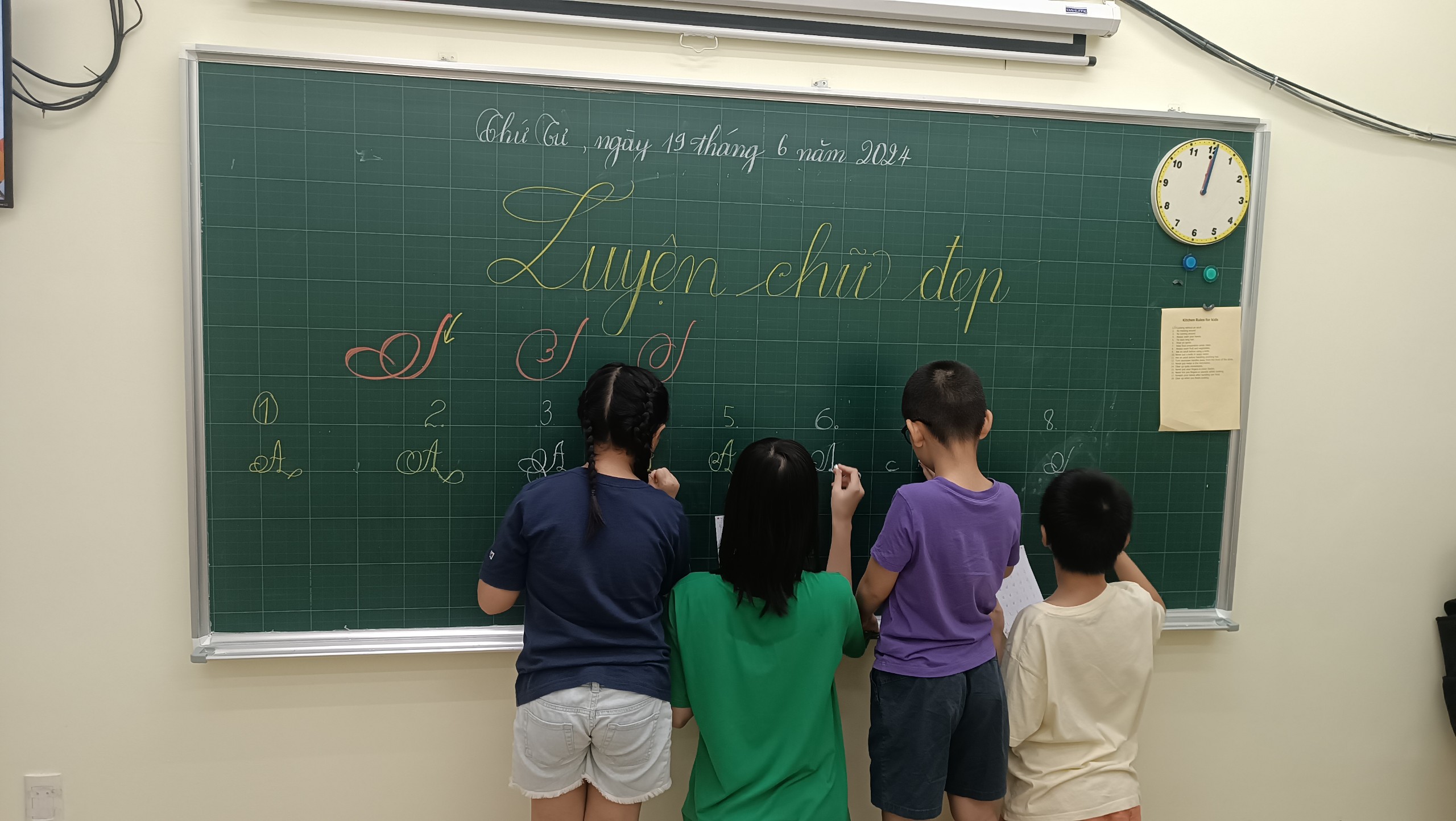 hình ảnh mô phỏng lớp học luyện chữ đẹp