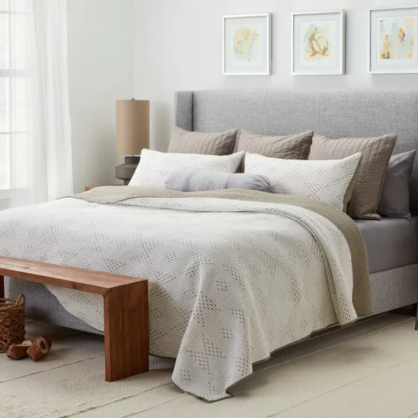 Giường ngủ gỗ tự nhiên kiểu dáng hiện đại