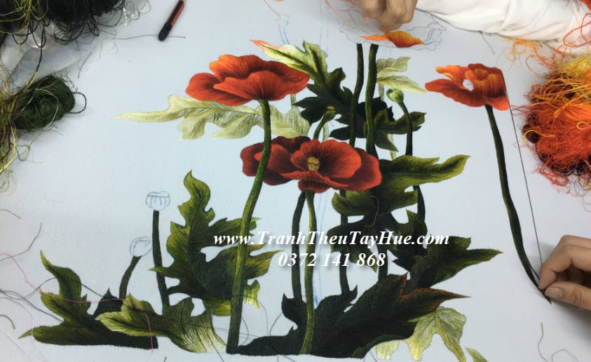 Nghệ nhân thêu đang thêu tác phẩm