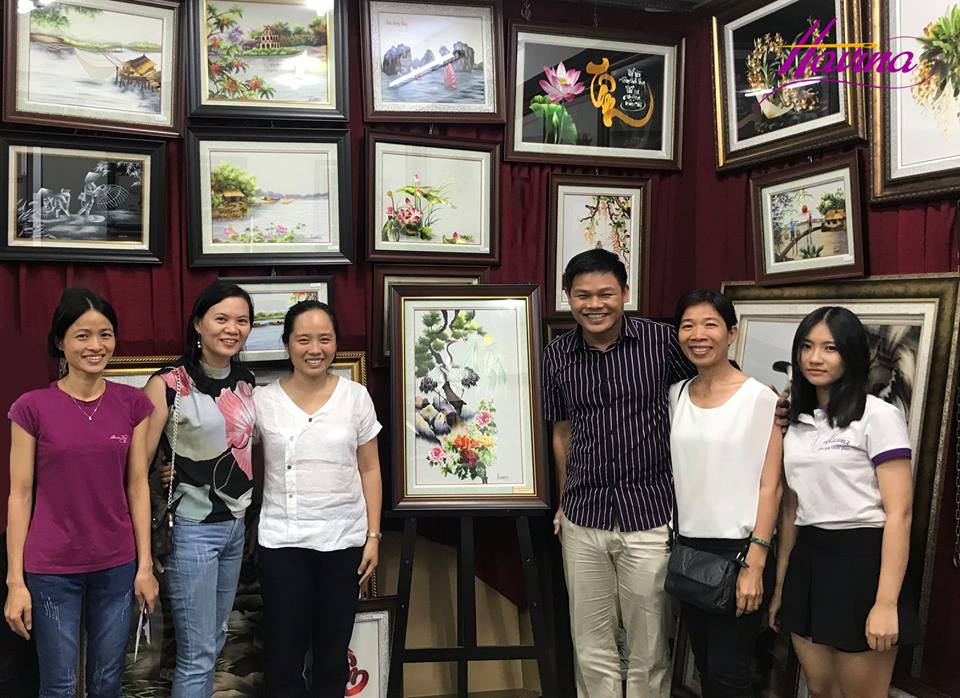 Đại diện cty TNHH Sông Lam đến trực tiếp showroom đặt thêu tranh tặng đám cưới