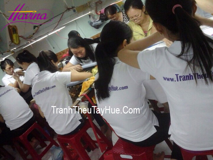 Quá trình thêu tranh của các nghệ nhân tranh thêu tay Huế