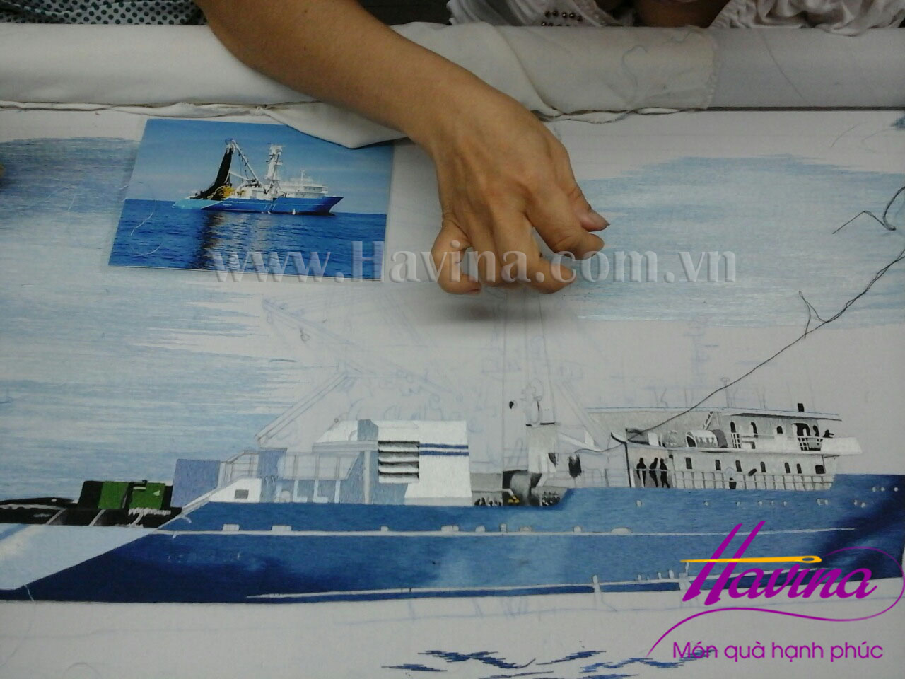 Quá trình thêu tác phẩm tranh thêu con tàu của petrolimex