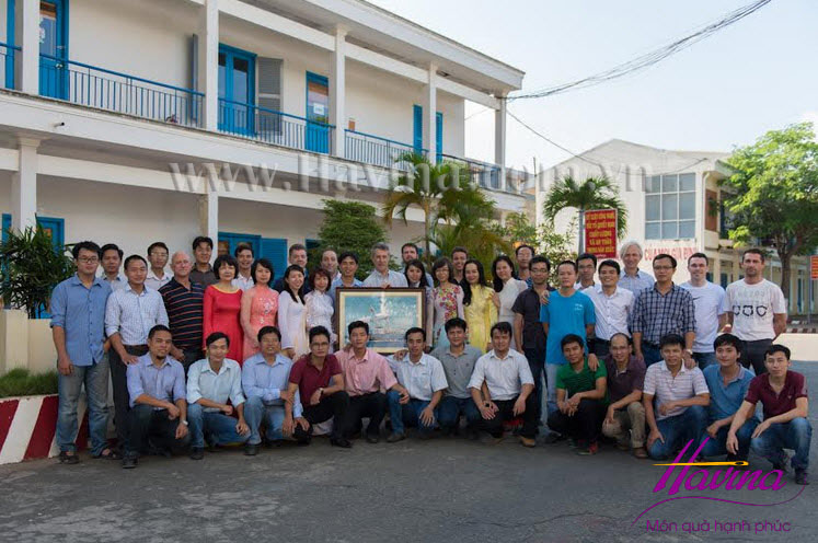 công ty petrolimex chụp hình cùng tác phẩm tranh thêu con tàu