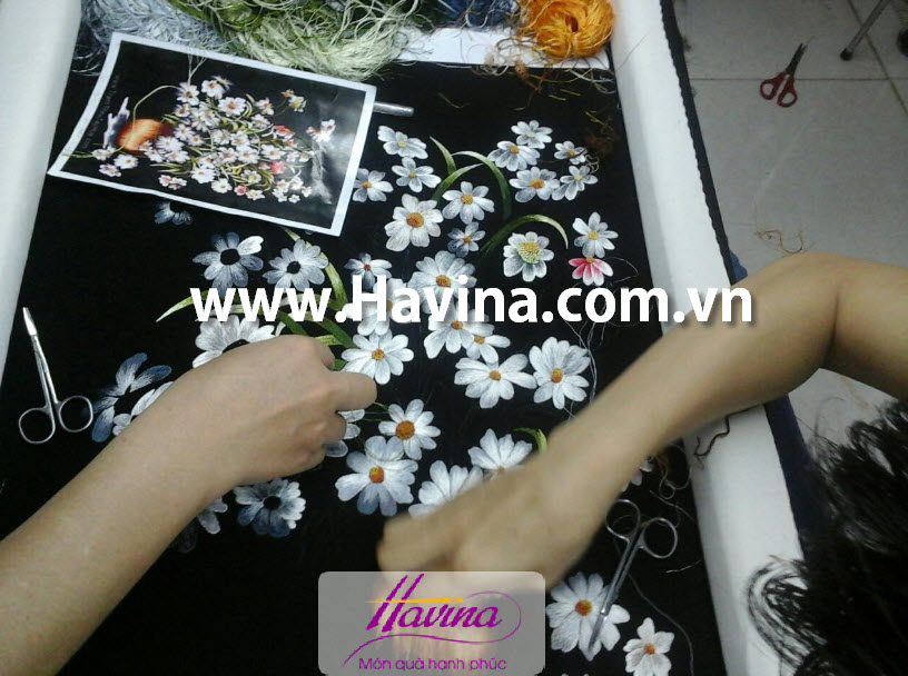 Quá trình thêu tác phẩm Tranh thêu hoa cúc