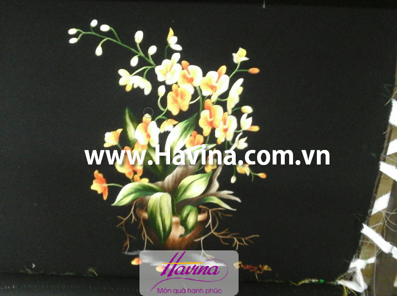 Tranh thêu hoa lan sắp hoàn thành