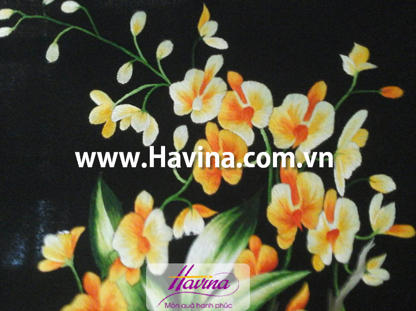 Tranh thêu hoa lan sắp hoàn thành