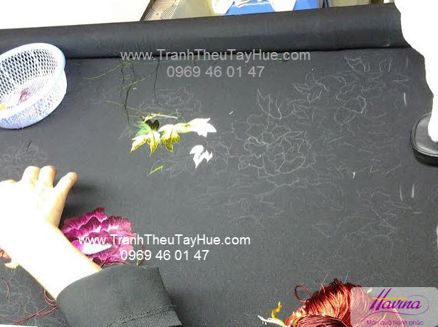 Những mũi thêu đầu tiên trong tác phẩm tranh thêu hoa mẫu đơn của anh Hùng