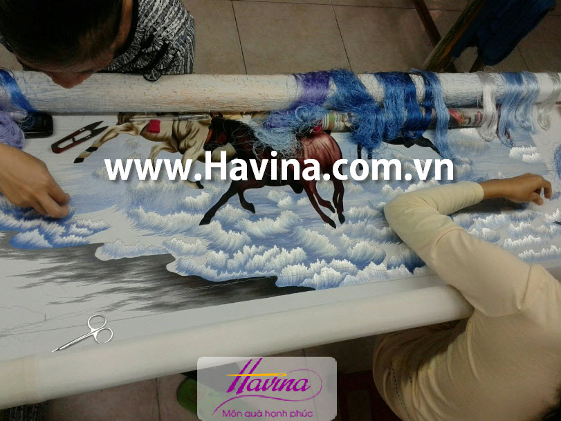 Quá trình thêu Tranh thêu bát mã thành công