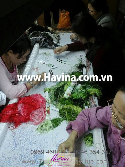 Những người thợ thêu bên tác phẩm tranh thêu tứ bình