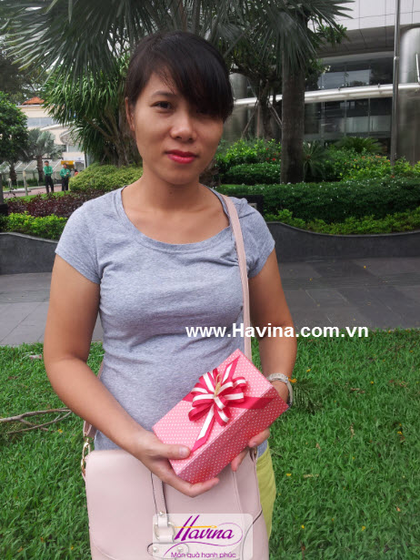 Giao tranh thêu phong cảnh làng quê đến tận tay chị Hương