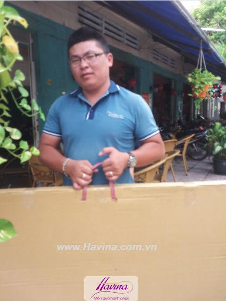 tranh thêu tùng hạc diên niên giao đến tay khách hàng