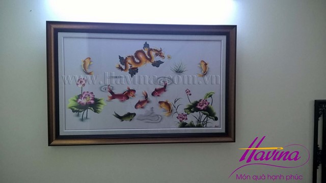 Tranh thêu cá chéo hóa Rồng mã số 2005 treo tại nhà chị Nga Tranh thêu cá chéo hóa Rồng mã số 2005 treo tại nhà chị Nga