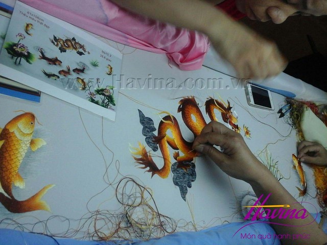 Những nghệ nhân tranh thêu tay Huế đang miệt mài bên khung thêu Những nghệ nhân tranh thêu tay Huế đang miệt mài bên khung thêu